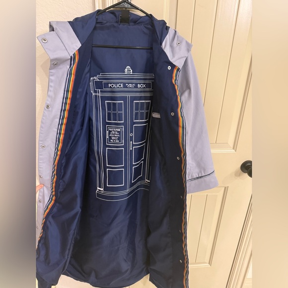 Her Universe Doctor Who Thirteenth Doctor Trench
Coat size xl - Picture 5 of 9